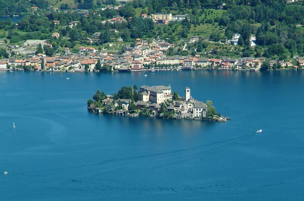 /articles/girolago-i-sentieri-del-lago-d-orta/isola.jpg