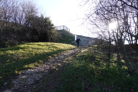 Salendo
verso la Rocca di Manerba