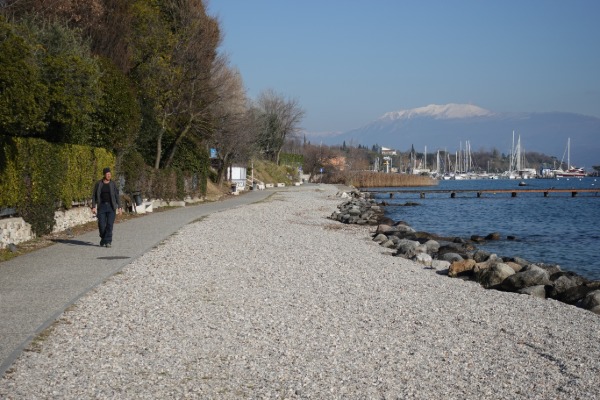 Camminando sul lungolago
tra Moniga e Padenghe, con il Baldo sullo sfondo