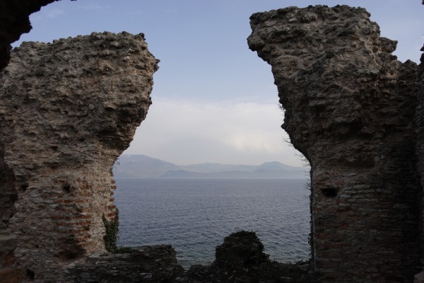 Sirmione
Grotte di Catullo, scorcio verso il lago