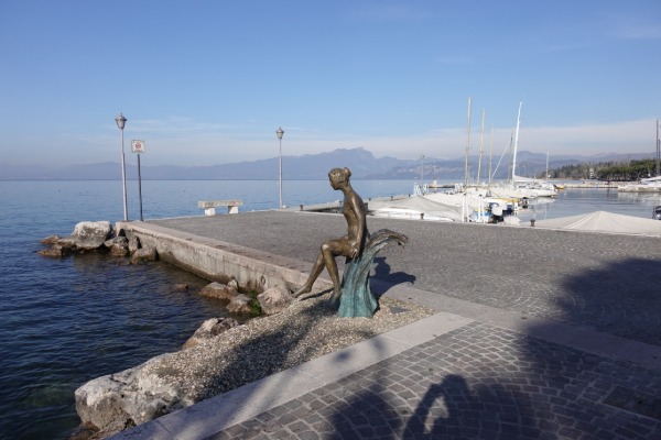 Statua
sul lungolago di Lazise