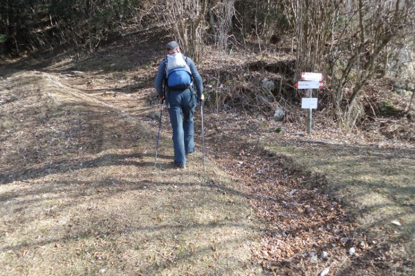 Fork, slightly right
left for panoramic point