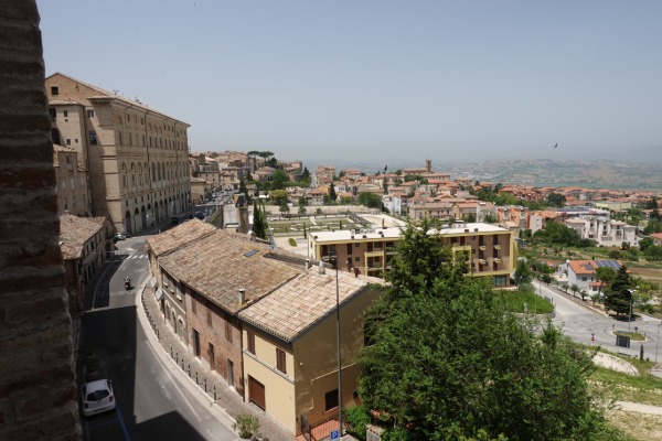 Recanati, balcone del Liceo Classico
panorama su parte del borgo