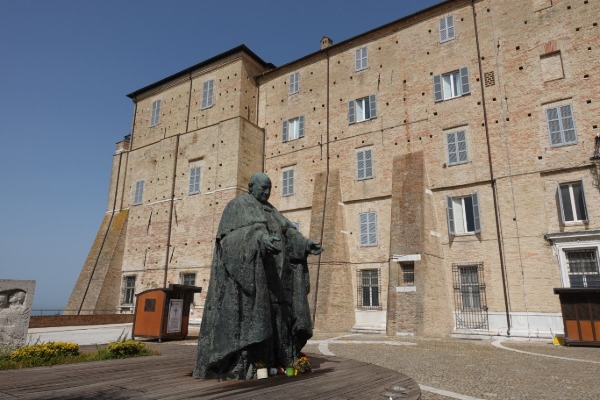 Loreto
statua a Papa Giovanni XXIII