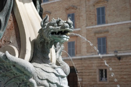 Loreto, Piazza della Madonna
particolare della fontana