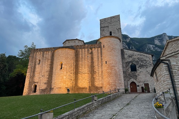 San Vittore delle Chiuse
abbazia