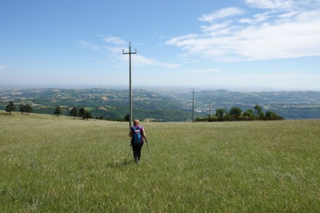 Scendendo per prati
verso Serra San Quirico