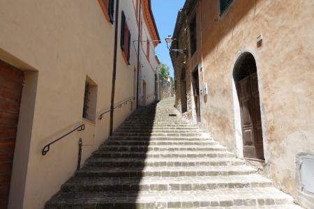 Serra San Quirico
scalinata verso la sommità del borgo