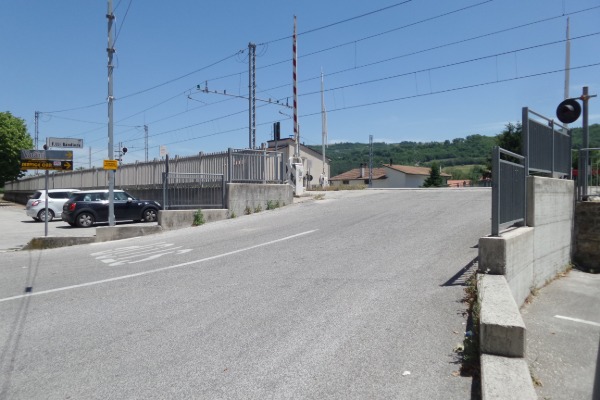 Fork
to the right, and railway crossing