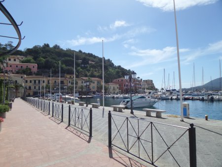 Molo e piazza di Porto Azzurro