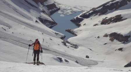 il lago alle spalle