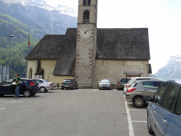 Parking
at the hamlet of Celat