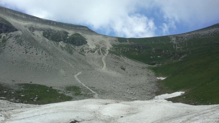 la busa di Cavaren vista sul ghiaione di discesa