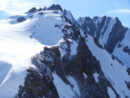 Cime e cresta sullo sfondo le due cime con la cresta che le unisce