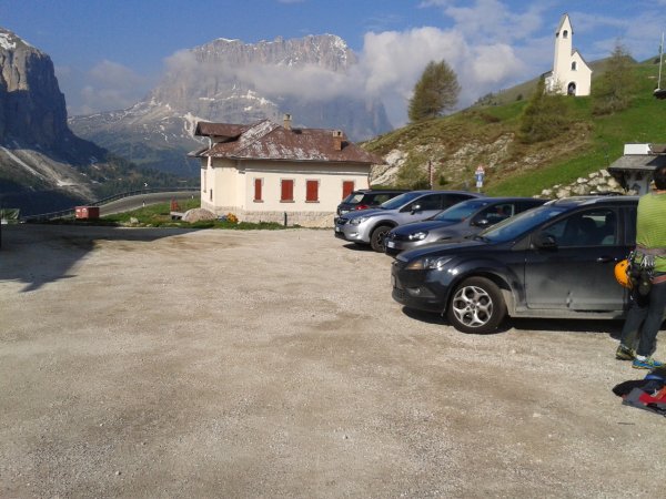 Parking
at Grödner Joch / Passo Gardena