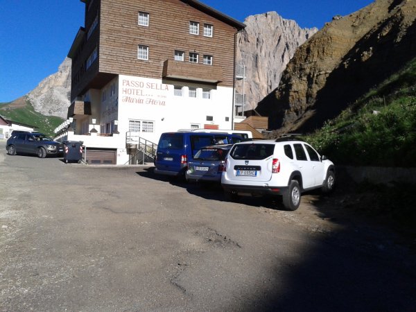 Parking
at Passo Sella