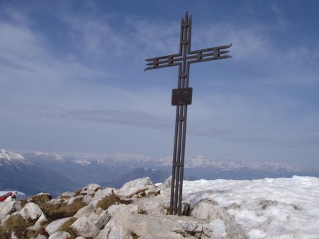 croce di vetta la croce poco sotto la cima