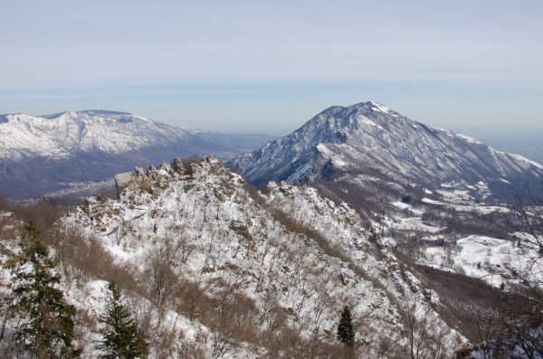 Monte Summano
Obiettivo puntato a est, il Monte Summano (1296m) e le sue creste congedano lo sguardo dai monti e lo accompagnano verso le terre basse.