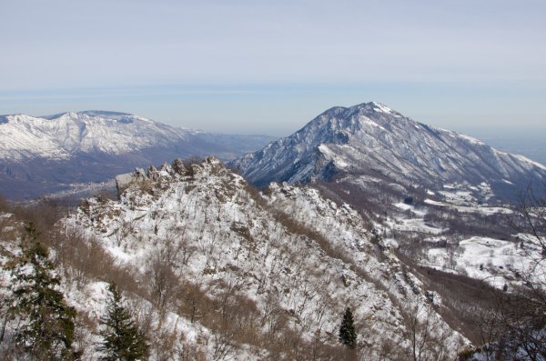 Monte Summano
Obiettivo puntato a est, il Monte Summano (1296m) e le sue creste congedano lo sguardo dai monti e lo accompagnano verso le terre basse.