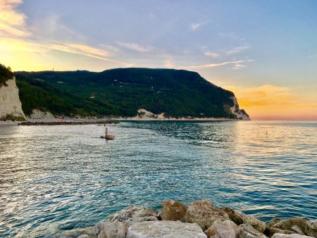 Monte_Conero_visto_dalla_spiaggia_Urbani