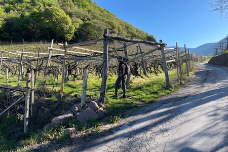 Attraversamento, a destra, poi a sinistra
o dritto per Laimburg