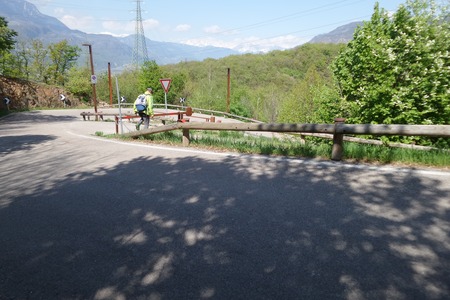 Bivio, a sinistra, poi a destra
