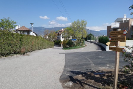 Bivio stradale, leggermente a destra
