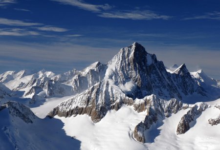 Finsteraarhorn_and_surrounding_mounts
