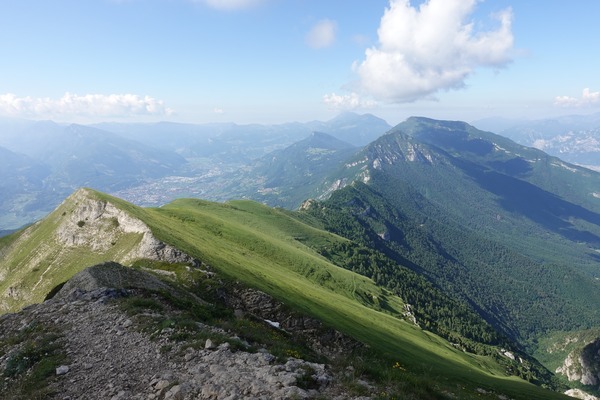 Panorama dal Cornetto
verso la dorsale e il Monte Stivo Panorama dal Cornetto
verso la dorsale e il Monte Stivo