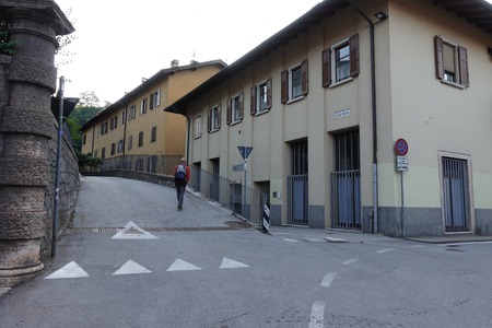 Bivio sinistra
poi tenere la destra Bivio sinistra
poi tenere la destra