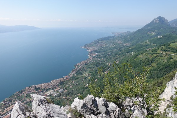 Panorama
da sperone di roccia lungo il sentierino