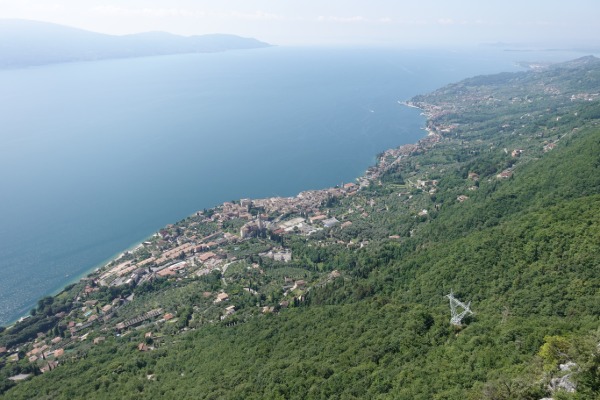 Sentierino
con vista su traliccio