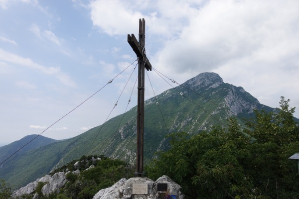 Monte Castello di Gaino
croce di vetta e vista su Monte Pizzocolo