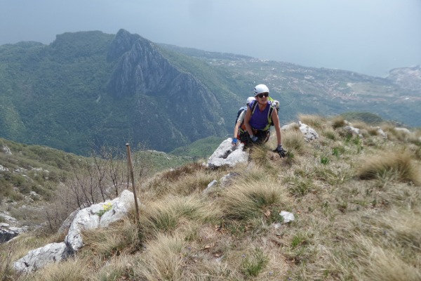 In cresta
con vista sul Monte Castello di Gaino