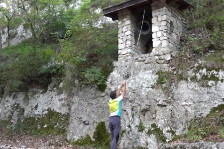 Suonando la campana
alla Madonna del Faggio