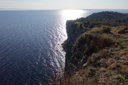 Vista dal Sentiero del Terebinto
sullo sfondo, la Penisola di Sirmione