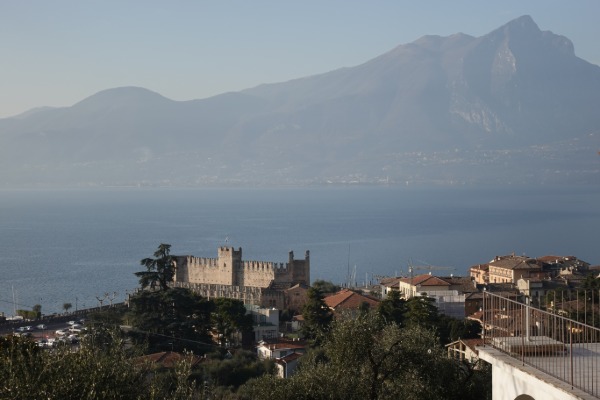 Vista sul Castello Scaligero
e sullo sfondo il Monte Pizzoccolo