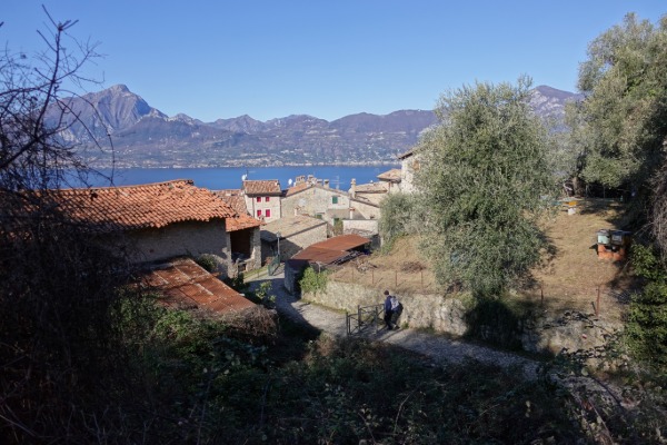 Crero
caratteristico borgo lungo il Percorso del Pellegrino