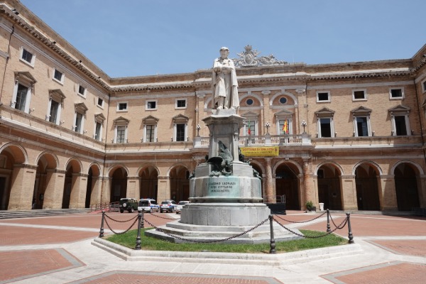 Recanati, Piazza Giacomo Leopardi
monumento al poeta