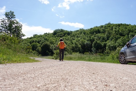 Curva a sinistra
seguire la strada