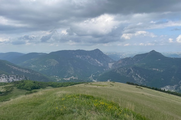 Panorama verso Pierosara
e la Gola della Rossa, da Monte Valmontagnana