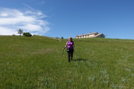 Scendendo per prati
verso Serra San Quirico