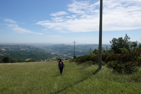 Scendendo per prati
verso Serra San Quirico