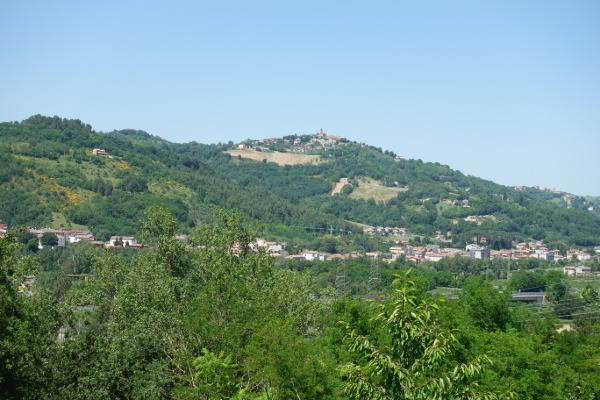 Vista su Rosora
dalla strada verso Sasso