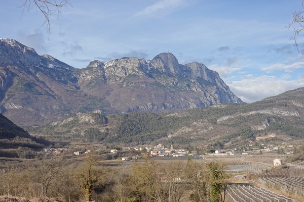 Vista verso Terlago
e la Paganella, dal sentiero per Vigolo Baselga