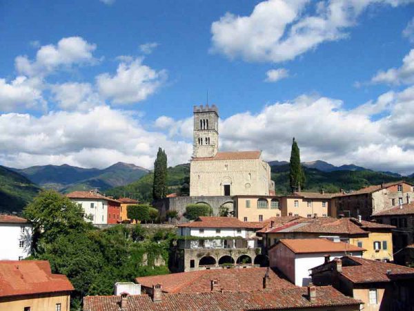 /treks/europe/it/lu/mediavalle/barga/duomo-barga.jpg