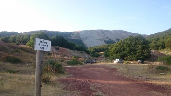 Parcheggio
presso la miniera di bauxite