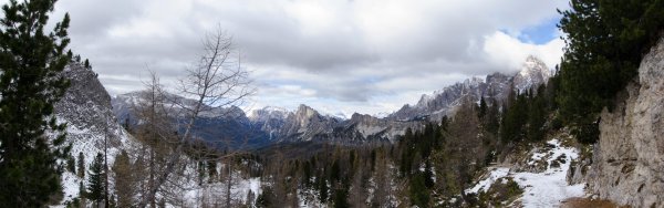 Panoramica ovest Volgendo lo sguardo indietro notiamo da destra: il versante sud del M.te Cristallo, il Pomagagnon e, in fondo, le Tofane.