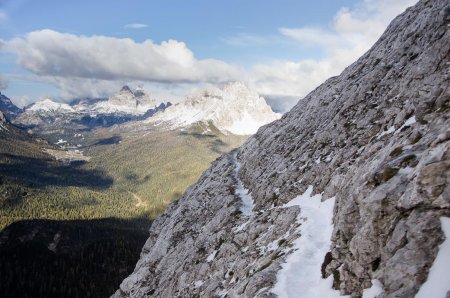 Sentiero 216 Il sent. 216 si assottiglia in un camminamento corredato di cordino, d'effetto ma non particolarmente difficile.