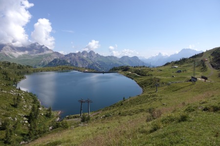 Lago di Cavia
sullo sfondo le Cime dell'Auta